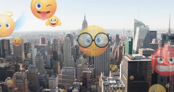 Animación Iconos Emoji Volando Sobre Paisaje Urbano Concepto Global Redes — Vídeo de stock