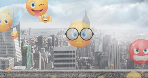 街中を飛ぶ絵文字アイコンのアニメーション 世界中のソーシャルメディア ネットワーキング オンライン技術の概念は — ストック動画