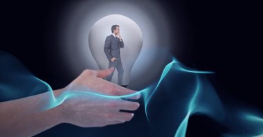 İçerideki ampulü, siyah arkaplandaki haleye tercih eden iş adamının kompozisyonu. Ampul anı, elektrik, icatlar ve teknoloji konsepti dijital olarak oluşturulmuş görüntü.