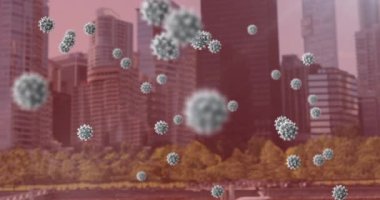 Pembe arka planda şehrin üzerinde yüzen Coperid 19 hücrenin animasyonu. küresel koronavirüs covid 19 salgın konsepti dijital olarak oluşturulmuş video.