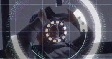 6G metin animasyonu, video kulaklık takan gülümseyen adamı tarama. küresel ağ, iletişim, bağlantı ve teknoloji konsepti dijital olarak oluşturulmuş video.