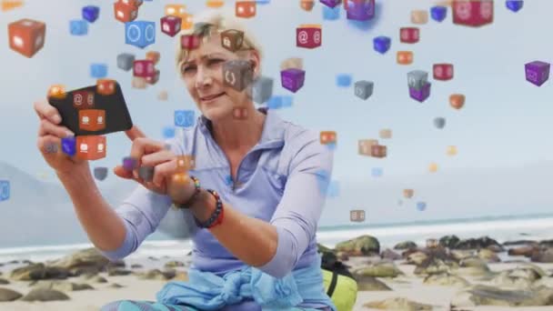 Animering Digitala Online Ikoner Över Äldre Kvinna Genom Att Selfie — Stockvideo
