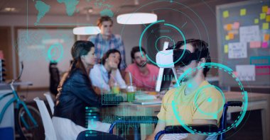 VR kulaklık takan adamı tarayan veri işleme ve dürbün bileşimi. küresel bağlantı, sanal gerçeklik ve teknoloji konsepti dijital olarak oluşturulmuş görüntü.