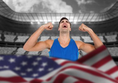 Amerikan bayrağı beyaz erkek sporculara karşı spor stadyumunu kutluyor. Vatanseverlik ve spor konsepti