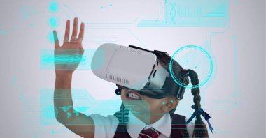 VR kulaklık takan bir kızı tarayan veri işleme ve dürbün bileşimi. küresel bağlantı, sanal gerçeklik ve teknoloji konsepti dijital olarak oluşturulmuş görüntü.