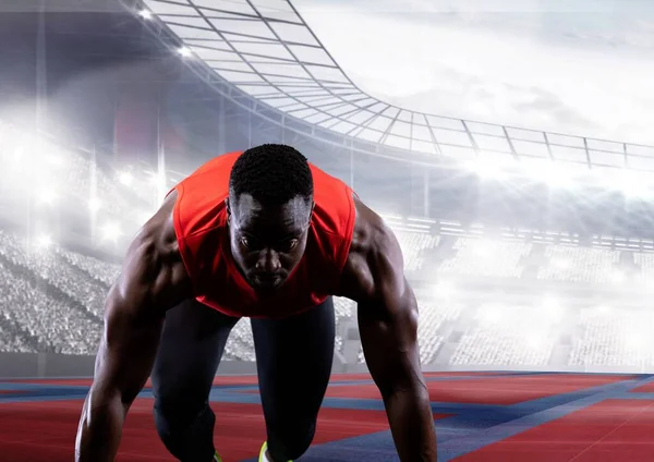 아프리카 미국인 선수가 스포츠 경기장을 상대로 육상을 시작하는 위치에 있습니다 — 스톡 사진