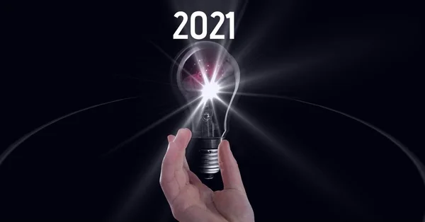 Samenstelling Van 2021 Met Handlamp Zwarte Achtergrond Gloeilamp Moment Elektriciteit — Stockfoto