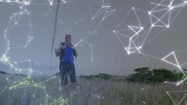 Beyaz, kıdemli bir adam kırsal kesimde yürüyüş yapıyor. aktif açık hava yaşam tarzı, sağlıklı emeklilik ve küresel iletişim konsepti, dijital olarak oluşturulmuş video.