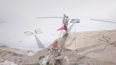 Kafkas kıdemli bir adam kırsalda yürüyüş yapıyor uçurumun kenarında pusula üzerinde duruyor. aktif açık hava yaşam tarzı, sağlıklı emeklilik ve dijital olarak oluşturulmuş yön konsepti.