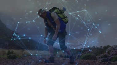 Beyaz adam kırsalda yürüyüş yapıyor, ayakkabı bağlıyor, hareket halindeki bağlantılar üzerinden. aktif açık hava yaşam tarzı, sağlıklı emeklilik ve küresel iletişim konsepti, dijital olarak oluşturulmuş video.