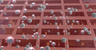 Kırmızı arka planda ofis binasının üzerinde yüzen kovid 19 hücrenin animasyonu. küresel koronavirüs covid 19 salgın konsepti dijital olarak oluşturulmuş video.