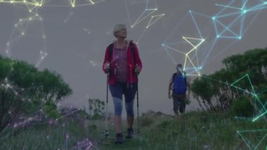 Mutlu Kafkas kıdemli çiftler kırsal kesimde yürüyüş yapıyor, iletişim ağı üzerinden. aktif açık hava yaşam tarzı, sağlıklı emeklilik ve küresel iletişim konsepti, dijital olarak oluşturulmuş görüntü