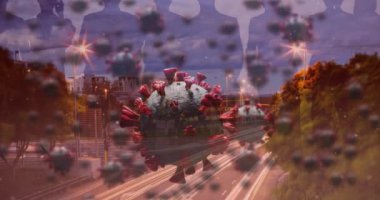 Mor insan siluetleri ve arka planda şehir manzarası üzerinde yüzen kovid 19 hücrenin animasyonu. küresel koronavirüs covid 19 salgın konsepti dijital olarak oluşturulmuş video.