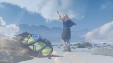 Kafkasyalı yaşlı çift deniz kenarında yürüyüş yapıyor, hızlı hareket eden bulutların üzerinde. aktif açık hava yaşam tarzı, sağlıklı emeklilik ve özgürlük konsepti, dijital olarak üretilen video.