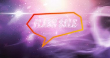 Geçmişe dönük flaş satışı canlandırma beyaz metin neon turuncudan kırmızı çerçeveye pembe üzerinden mor arka plana. Vintage perakende, tasarruf ve alışveriş konsepti dijital olarak oluşturulmuş video.