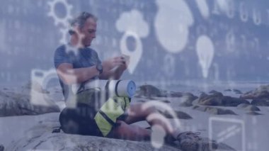 Sayısal çevrimiçi simgelerin animasyonu ve kıdemli adam üzerinde akıllı telefon kullanarak ikili kodlama. küresel sosyal medya ve dijital arayüz konsepti dijital olarak oluşturulmuş video.