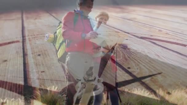 Gelukkig Kaukasisch Seniorenpaar Wandelend Het Platteland Wijzend Weg Draaiend Kompas — Stockvideo