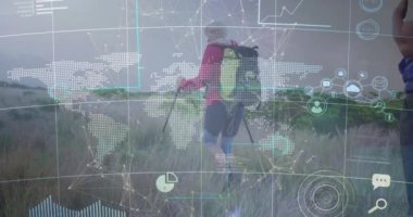 Kırsal kesimde yürüyüş yapan yaşlı beyaz bir çiftin dünya haritası ve bağlantılarının animasyonu. küresel bağlantılar, aktif emeklilik yaşam tarzı konsepti dijital olarak oluşturulmuş video.
