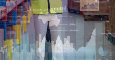 Depodaki stokları kontrol eden kadın işçilere karşı mali ve istatistiksel veri işleme. küresel finans ve iş kavramı