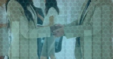 Çeşitli işadamları ve iş kadınlarının el sıkışması hakkında istatistiksel veri işleme. küresel finans ve iş kavramı