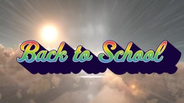 Gökyüzünde bulutlar olan parlayan güneşin üzerindeki gökkuşağı harfleriyle okula dönüş metninin animasyonu. eğitim, bilgi ve öğrenme konsepti dijital olarak oluşturulmuş video.