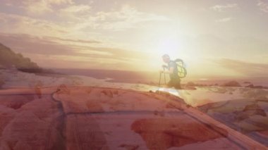 Kafkas kıdemli adam hızlı hareket eden bulutlar ve gün batımında kıyıda yürüyüş yapıyor. Dijital olarak oluşturulan video konsepti sırasında etkin emeklilik yaşam tarzı.