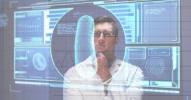 Düşünceli beyaz erkek doktora karşı kan damarları ve veri işleme sistemiyle dijital arayüz. covid-19 tıbbi araştırma ve teknoloji konsepti
