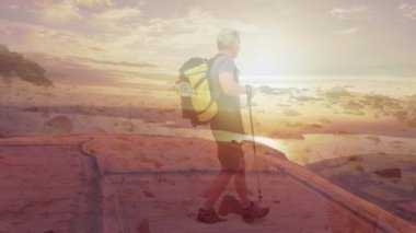 Hızlı hareket eden bulutların üzerinde yürüyen Kafkas kıdemli mutlu bir adam. etkin emeklilik yaşam tarzı konsepti dijital olarak oluşturulmuş video.