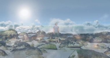 Kafkas kıdemli bir adam sahilde durmuş, hızla hareket eden bulutların üzerinden denize bakıyor. aktif yaşam tarzı, sağlıklı emeklilik ve özgürlük konsepti, dijital olarak oluşturulmuş video.