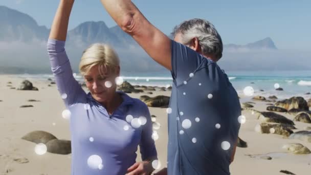 Feliz Pareja Ancianos Caucásicos Bailando Playa Sobre Movidos Puntos Luz — Vídeo de stock