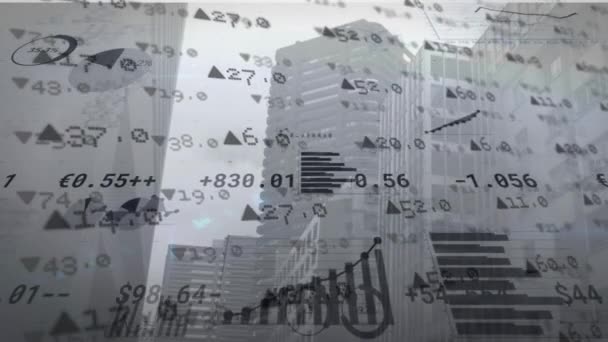 背の高い建物に対する株式市場と統計データ処理を背景に 世界の金融とビジネスの概念 — ストック動画