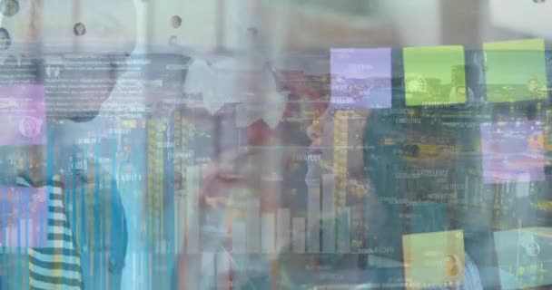 通过办公室同事讨论备忘录与城市景观的对比来处理财务数据 全球金融和商业概念 — 图库视频影像