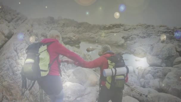 Feliz Pareja Ancianos Caucásicos Caminando Las Montañas Sobre Copos Nieve — Vídeos de Stock