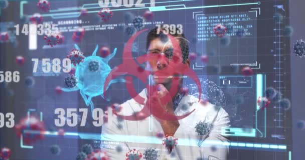 男性医師を介して生体危険標識 Covid 19細胞と医療データ処理を持つ画面のアニメーション 世界的なコロナウイルスのパンデミック 研究の概念をデジタルで生成したビデオ — ストック動画
