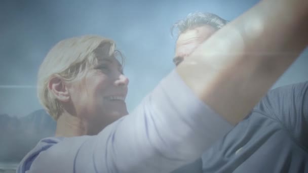 幸せな原因アジアの高齢者のカップルの田舎では 高速で移動する雲や光の線以上のダンス アクティブな屋外退職生活の概念デジタル生成されたビデオ — ストック動画
