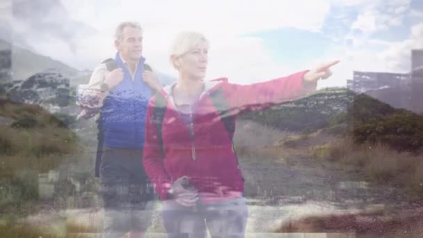 田舎で幸せな白人のシニアカップルハイキング 移動風景の上に道を指しています 活動的なライフスタイル健康的な退職と自由の概念デジタルで生成されたビデオ — ストック動画