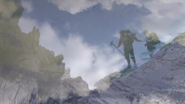 Кавказька Старша Пара Йде Скелях Відбитих Воді Над Хмарами Швидко — стокове відео