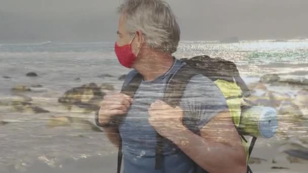 Felice Uomo Anziano Caucasico Indossando Maschera Viso Escursioni Lungo Costa — Video Stock
