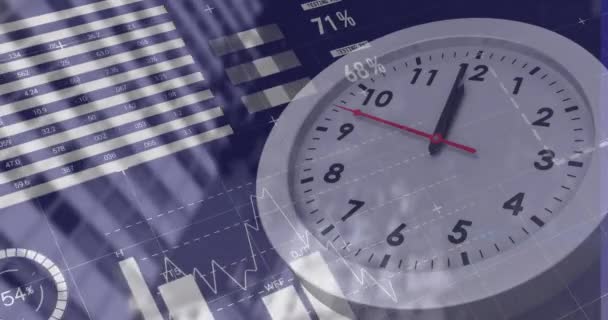 Statistische Gegevensverwerking Tikkende Klok Tegen Hoge Gebouwen Achtergrond Mondiaal Financieel — Stockvideo