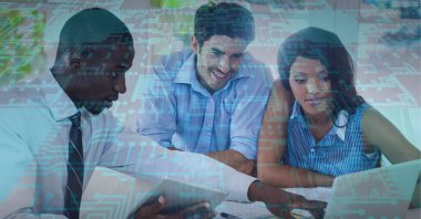 Bilgisayar işlemcilerinin dizüstü bilgisayar kullananlar üzerindeki kompozisyonu. küresel teknoloji, veri işleme ve dijital arayüz kavramı dijital olarak oluşturulmuş görüntü.