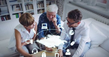 Ortasında bulut olan simgelerin grafiği, yaşlı beyaz bir çiftin iş adamıyla aynı koltukta oturması. küresel teknoloji, veri işleme ve dijital arayüz kavramı dijital olarak oluşturulmuş görüntü.