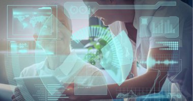 Tablet kullanan iş adamları üzerinde veri işleme ekran bileşimi. küresel teknoloji, veri işleme ve dijital arayüz kavramı dijital olarak oluşturulmuş görüntü.