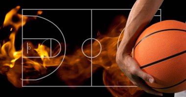 Basketbolcunun basketbol sahasının ve alevlerin üstünde tuttuğu orta bölümün kompozisyonu. spor ve yarışma konsepti dijital olarak oluşturulmuş görüntü.