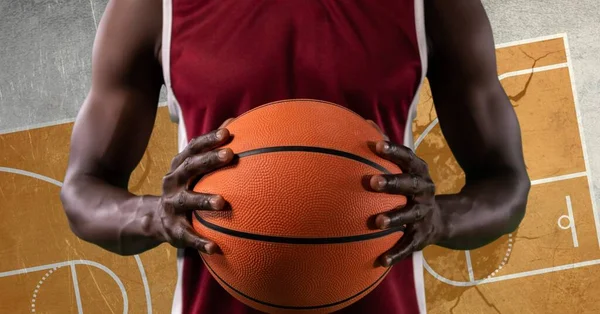 Basketbol Sahasında Basketbol Oynayan Basketbolcunun Kompozisyonu Sıkıntılı Yüzeyi Çatlatmış Spor — Stok fotoğraf