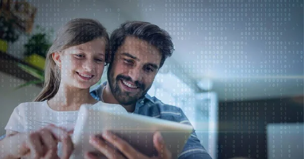 Padrão Código Binar Sobre Pai Filha Sorrindo Usando Tablet Conceito — Fotografia de Stock