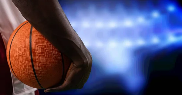 Složení Střední Části Basketbalisty Držícího Basketbal Nad Modrými Reflektory Sport — Stock fotografie