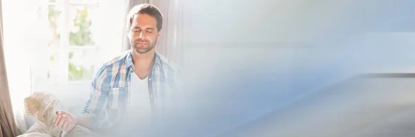 Sozinho Empresário Praticando Meditação Relaxando Casa Com Conceito Fundo Casa — Fotografia de Stock