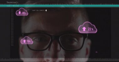 Erkek hacker 'a karşı veri işleme ekran üzerinde artan yüzdelik simgelere sahip bulut. Siber güvenlik ve bulut depolama teknolojisi kavramı