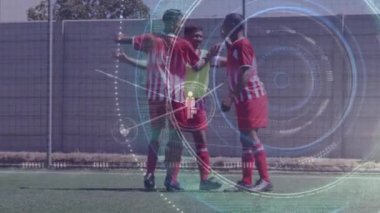 Yuvarlak tarayıcı ve bir gol kutlayan erkek futbolcu takımına karşı bağlantılar ağı. spor ve teknoloji konsepti