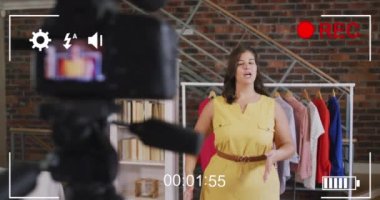 Evde video blogu kaydeden kadın moda blogcusu üzerinde dijital arayüzü olan kamera ekranının animasyonu. küresel sosyal medya, bağlantı ve iletişim konsepti dijital olarak oluşturulmuş video.